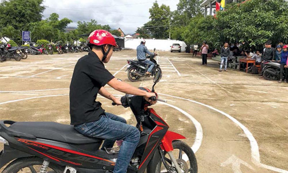 Các khóa học lấy bằng lái xe máy tại Học lái xe 12h